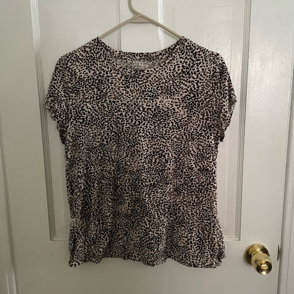 Large Snow Leopard Athleta Tee - Picture 4 of 7
